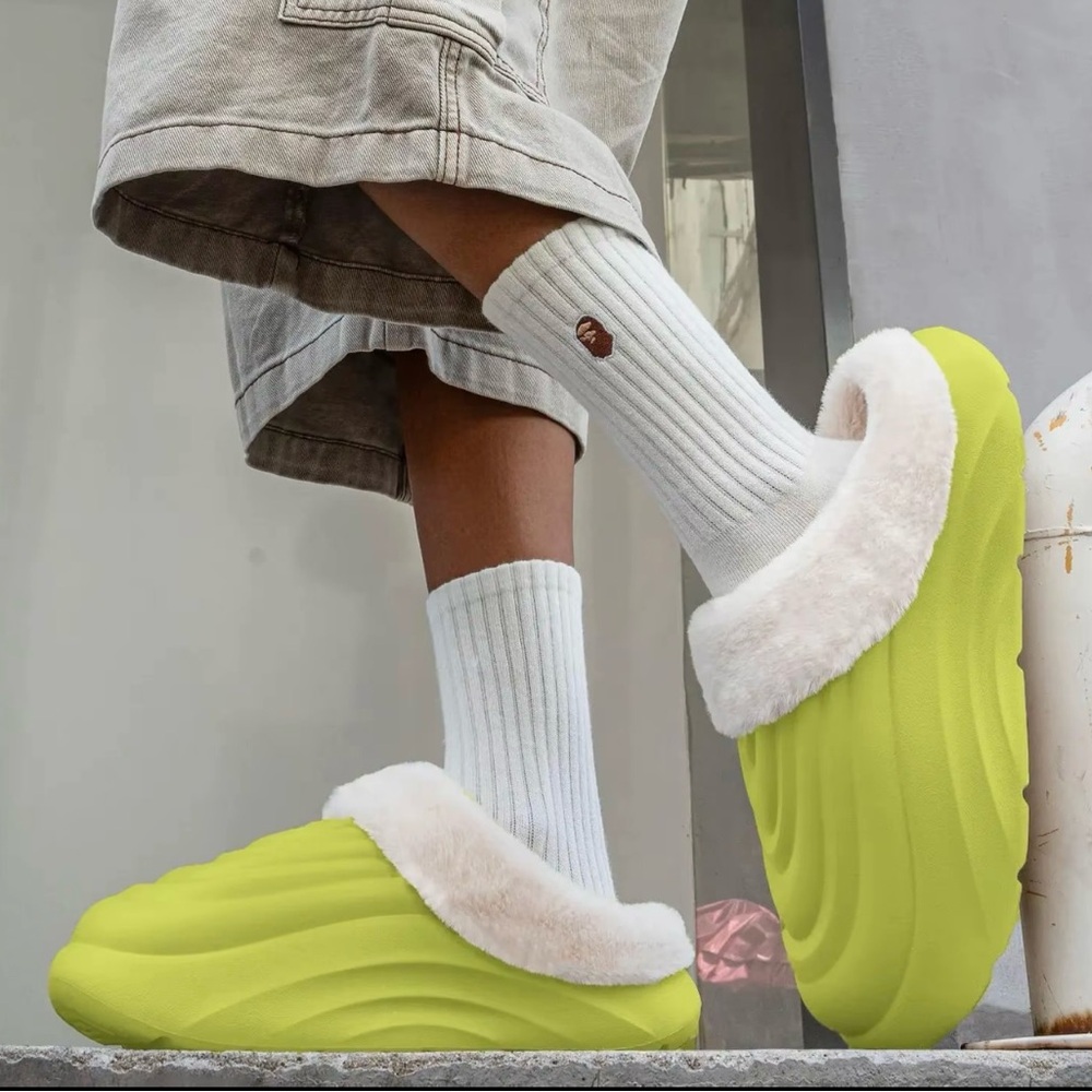 Unisex fleece lined slides